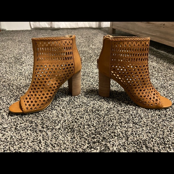 Brand New Report Block Heel Sandals - Picture 3 of 3